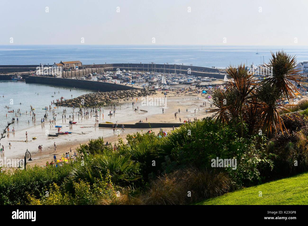 Lyme Regis, Dorset, Großbritannien. 28 Aug, 2017. UK Wetter. Blick auf den Hafen von Cobb Langmoor Gartenanlage am Tag der heißen Sonne in den Badeort Lyme Regis im August Bank Holiday. Photo Credit: Graham Jagd-/Alamy leben Nachrichten Stockfoto