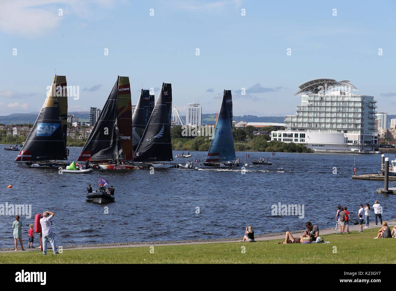 Cardiff, Großbritannien. 28 Aug, 2017. UK Wetter. Cardiff, UK, Bank Holiday Montag, 28. August 2017. Die Menschen genießen die Bank Ferienwohnung Sonnenschein in Cardiff wie der Extreme Sailing Series 2017 an an der Cardiff Bay. Pic durch Gutschrift geht: Andrew Obstgarten/Alamy leben Nachrichten Stockfoto