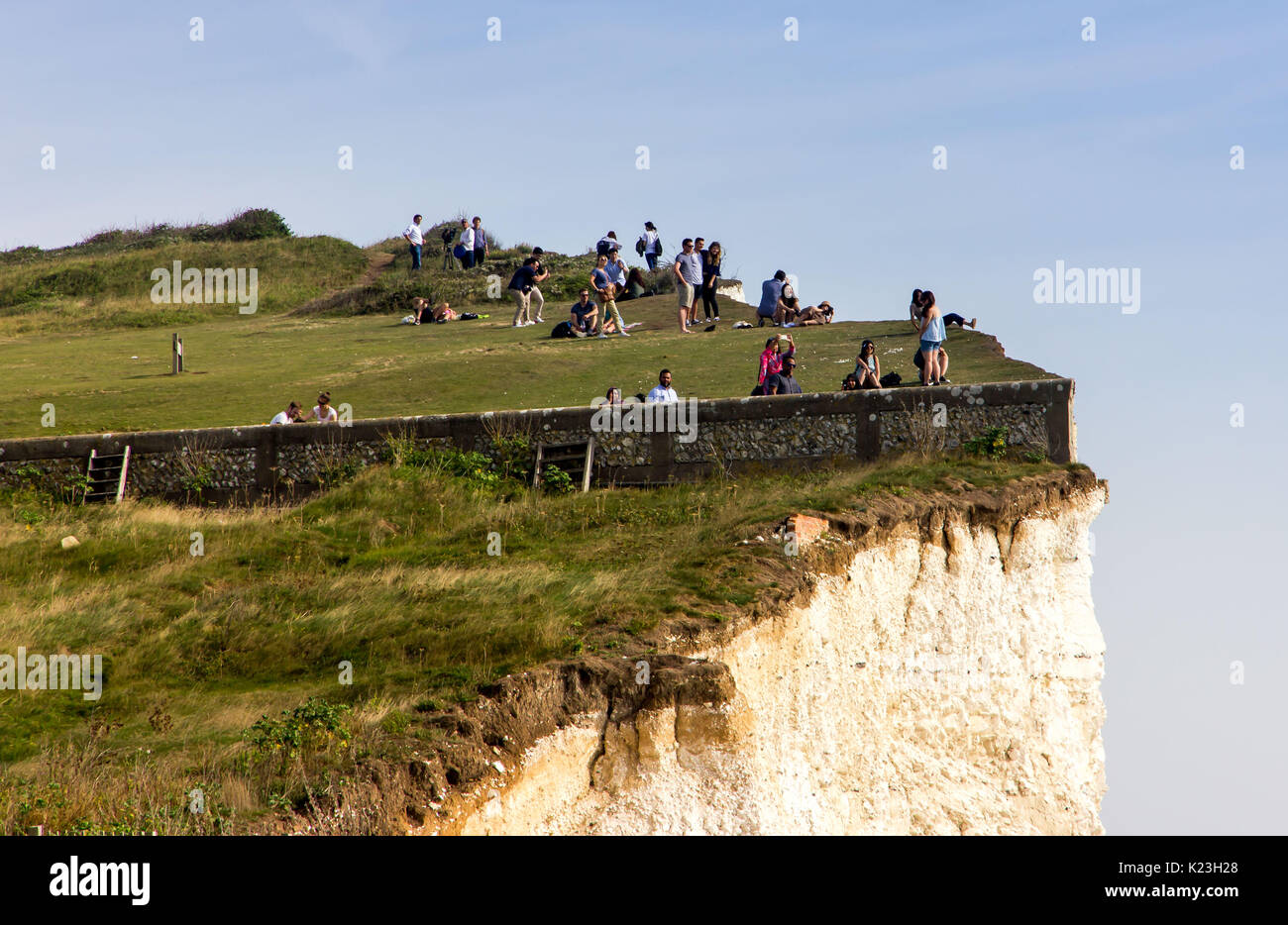 Birling Gap, East Sussex, Vereinigtes Königreich. 28 Aug, 2017. Vierundzwanzig Stunden nach einem nicht identifizierten Gaswolke in vom Meer trieb, die sich in über 100 Menschen, die im Krankenhaus für Auge und Probleme mit der Atmung, die Urlauber in diesem Südküste Schönheit Ort zurückkehren die August Bank Holiday Wetter zu genießen. Credit: Alan Fraser/Alamy leben Nachrichten Stockfoto