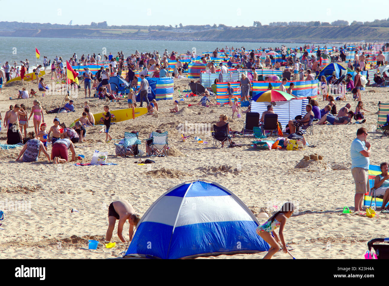 El Rocío, UK. 28 Aug, 2017. UK Wetter. Bank Holiday Massen throng Gorleston Strand an einem der heißesten Tage des Jahres. Credit: Paul Cowan/Alamy leben Nachrichten Stockfoto
