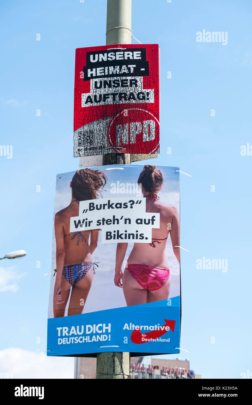 Berlin, Deutschland. 28. August 2017. Partei politische Plakate für Rechtsextremen Neonazis, NPD, Nationalen Demokratischen Partei Deutschlands (unkenntlich gemacht) mit der Meldung, "unsere Heimat, unsere Bestellung', und der Rechtsextremen Alternative für Deutschland Partei, AfD, mit Meldung "Burka? Wir bevorzugen Bikinis' im östlichen Bezirk von Berlin für die Bundestagswahl am 24. September 2017. Credit: Iain Masterton/Alamy leben Nachrichten Stockfoto