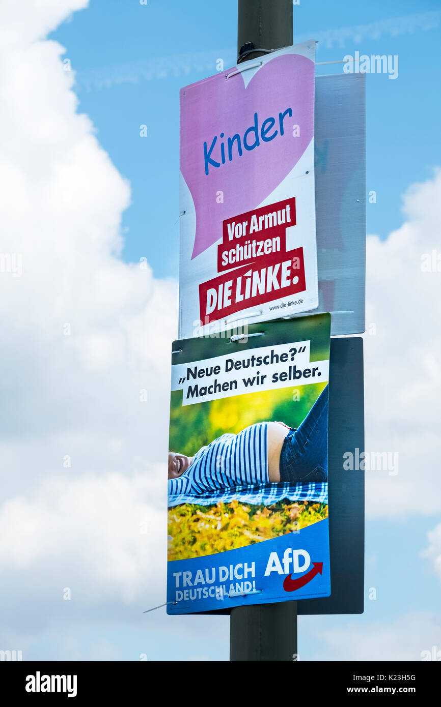 Berlin, Deutschland. 28. August 2017. Partei politische Plakate für eine linke Partei, die Linke (Die Linke) (oben) mit der Meldung, 'Kinder - Schutz vor Armut" im Gegensatz zu den Rechtsextremen Alternative für Deutschland Partei, AfD, mit Meldung "Neue Deutsche? Let's Do it Uns'' im östlichen Bezirk von Berlin für die Bundestagswahl am 24. September 2017. Credit: Iain Masterton/Alamy leben Nachrichten Stockfoto