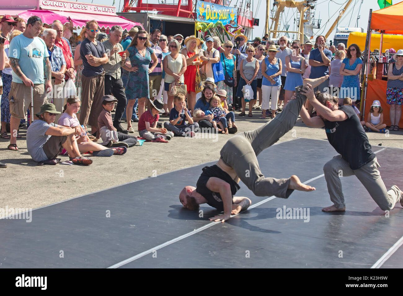 Newlyn, Cornwall, UK. 28 Aug, 2017. Die Tanzgruppe, "James Wilton Dance", die in der newlyn Fisch Festival, Newlyn, Cornwall, England, Großbritannien. Credit: tony Mills/Alamy leben Nachrichten Stockfoto