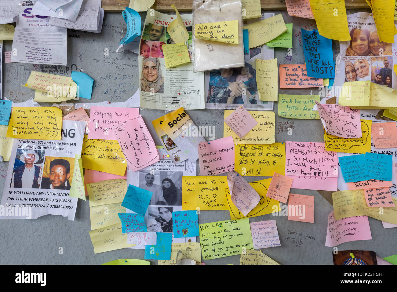 London, Großbritannien. 28 Aug, 2017. Grenfell Turm vermissten Personen, Gedenkstätten und Tribut Bekanntmachungen Credit: Guy Corbishley/Alamy leben Nachrichten Stockfoto