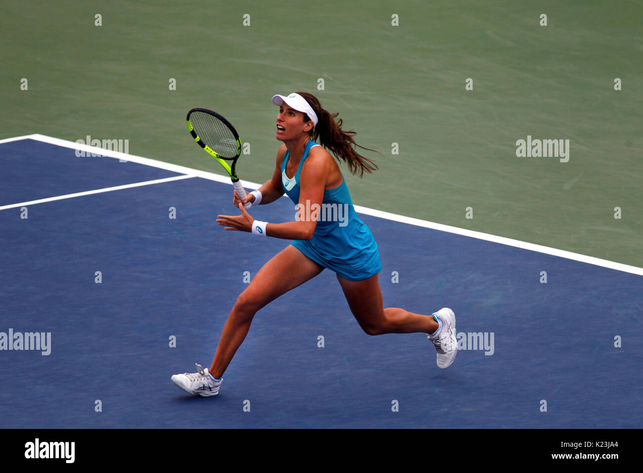 New York, Vereinigte Staaten. 28 Aug, 2017. US Open Tennis: New York, 28. August 2017 - Johanna Konta Großbritannien während ihrer ersten Runde gegen Aleksandra Krunic von Serbien während der Öffnungszeiten Tag spielen bei den US Open in Flushing Meadows, New York. Konta verloren das Match in drei Sätzen. Quelle: Adam Stoltman/Alamy leben Nachrichten Stockfoto