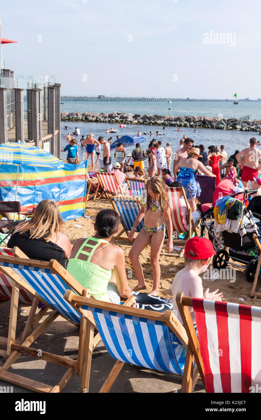 Southen-on-Sea, Essex, Großbritannien. 28 August, 2017. Die Leute am Strand zu entspannen. Nach unten Durchschnittliche Temperaturen im August Bank Holiday Montag stellte sich heraus, dass der heißeste Tag des Monats zu werden. Credit: Timothy Budd/Alamy leben Nachrichten Stockfoto