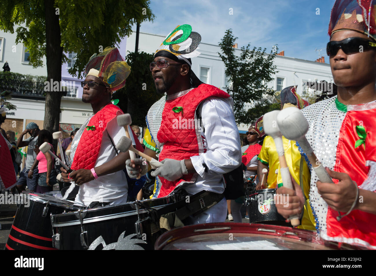 London, Großbritannien. 28 Aug, 2017. Der Notting Hill Carnival 2017 Parade durch die Straßen. Der Karneval lockte große Menschenmengen, die farbenfrohen Kostüme zu sehen und die Musik zu hören, wie sie durch die Straßen von Notting Hill, London vorgeführt. Andrew Steven Graham/Alamy leben Nachrichten Stockfoto