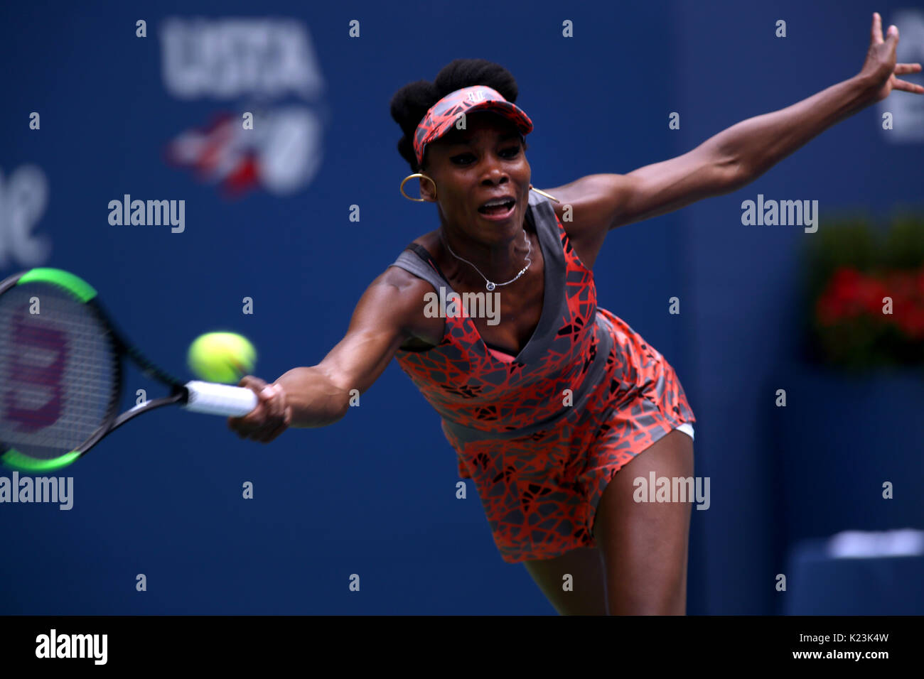 New York, Vereinigte Staaten. 28 Aug, 2017. US Open Tennis: New York, 28. August 2017 - Venus Williams aus den Vereinigten Staaten während der ersten Runde gegen Viktoria Kuzmova der Slowakei während der Öffnungszeiten Tag spielen bei den US Open in Flushing Meadows, New York. Quelle: Adam Stoltman/Alamy leben Nachrichten Stockfoto