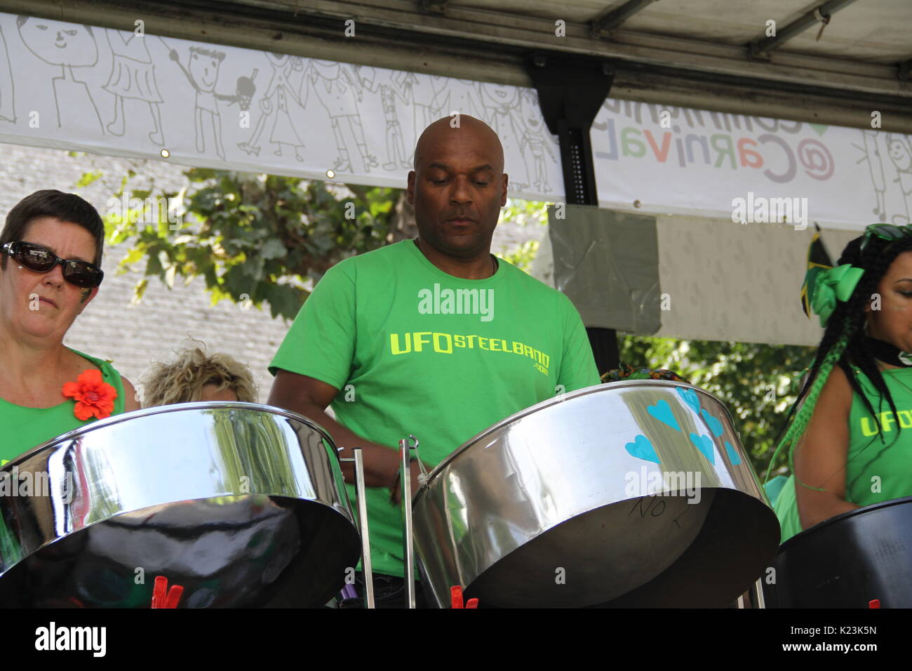 London, Großbritannien. 28 August, 2017. James Bond Darsteller Colin Salmon führt mit UFO Stahlband in Notting Hill Carnival 2017 in Gedenken an Grenfell Turm opfern Credit: Daniel Samray/Alamy leben Nachrichten Stockfoto