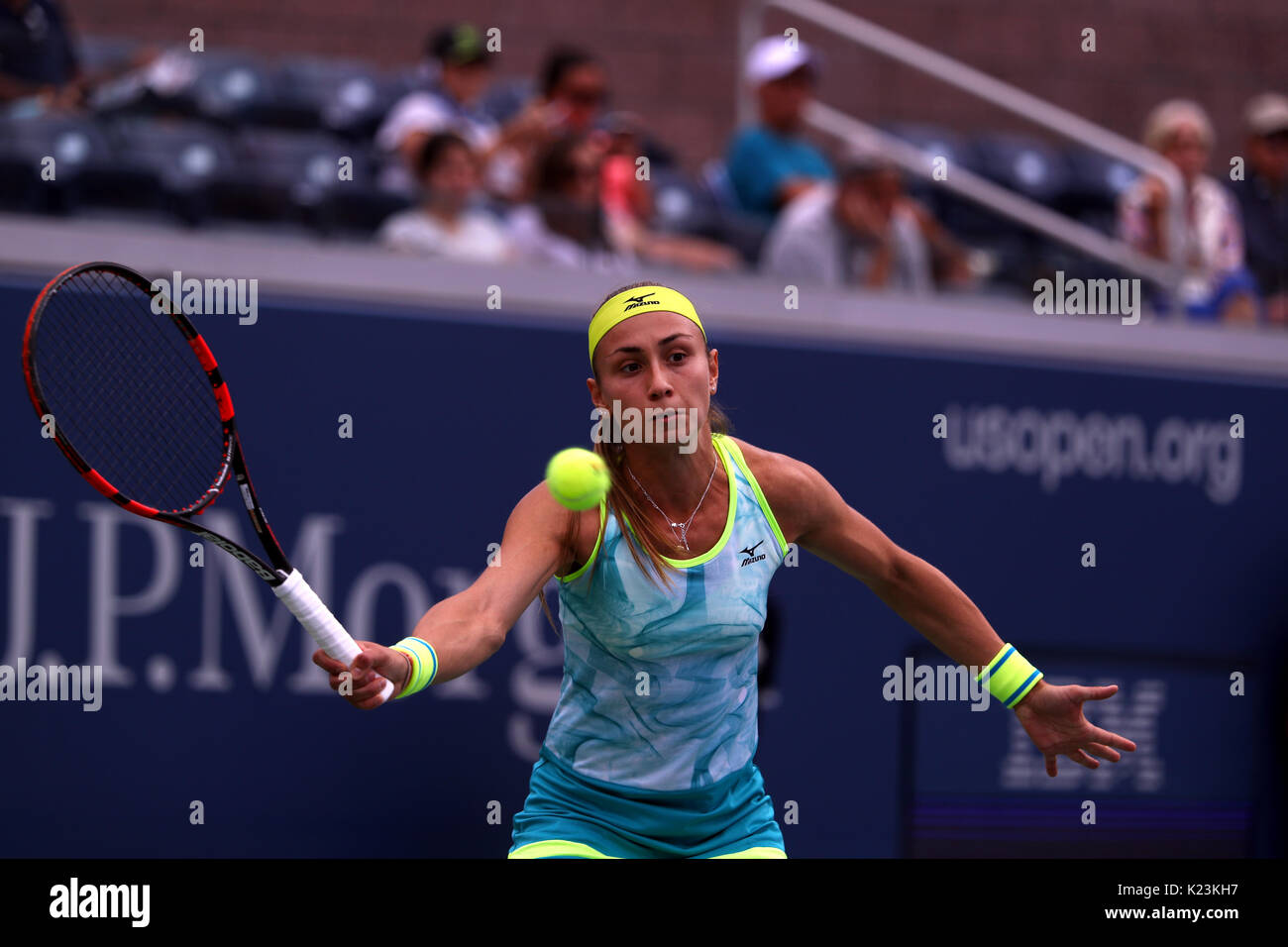 New York, Vereinigte Staaten. 28 Aug, 2017. US Open Tennis: New York, 28. August 2017 - Aleksandra Krunic von Serbien zu Joanna Konta von Großbritannien in der ersten Runde beim Öffnen Tag spielen bei den US Open in Flushing Meadows, New York. Krunic gewann das Match aufwühlend Konta in drei Sätzen. Quelle: Adam Stoltman/Alamy leben Nachrichten Stockfoto