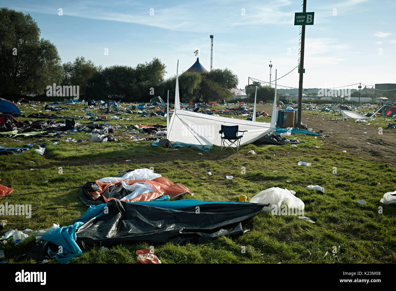 Reading, Großbritannien. 28 Aug, 2017. Die Nachwirkungen des Reading Festival Start der großen Aufräumaktion beginnt. Tausende von Nachtschwärmern beschlossen, ihre Zelte Graben in die Felder nach der Bank Holiday Wochenende Rock Festival. Über ein halbes Dutzend Felder, in denen Festivalbesucher sind lagerten nun mit Müll und verlassene Zelte übersät. Quelle: John angerson/Alamy leben Nachrichten Stockfoto