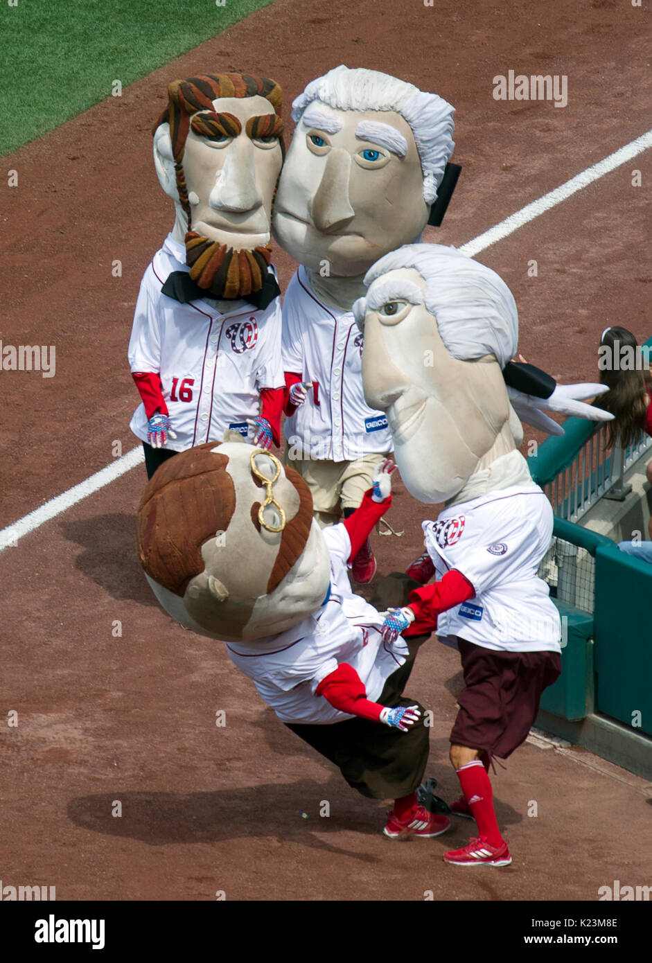 Washington, USA. 27 Aug, 2017. "Thomas Jefferson (3) packt' Teddy Roosevelt (26), 'George Washington (1)' und 'Abraham Lincoln (16) "Während der geico Präsidenten Rennen zwischen der dritten und vierten Innings des ersten Spiels einer double-header Lochfraß der New York Mets gegen die Washington Nationals an den Angehörigen Park in Washington, DC am Sonntag, 27. August 2017. Credit: Ron Sachs/CNP (Einschränkung: Keine New York oder New Jersey Zeitungen oder Zeitschriften innerhalb eines 75-Meilen-Radius von New York City) - KEINE LEITUNG SERVICE - Foto: Ron Sachs/Konsolidierte/dpa/Alamy leben Nachrichten Stockfoto