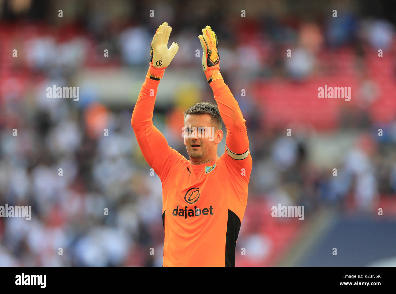 (170827) LONDON, ENGLAND - Fussball, Premier League: Tottenham Hotspur vs Burnley im Wembley Stadion 27.08.2017 in London, England bin. Tom Heaton von Burnley begrüßt die Fans nach der Premier League Match zwischen den Tottenham Hotspur und Burnley im Wembley Stadium am 27. August 2017 in London, England. | Verwendung weltweit Stockfoto