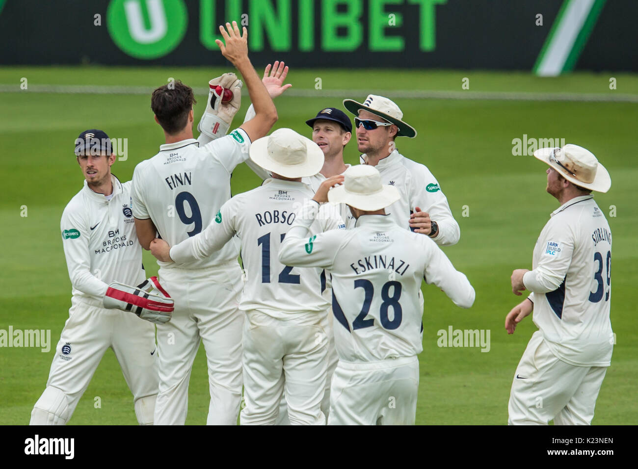 London, Großbritannien. 29 Aug, 2017. Steve Finn feiert die wicket von Scott Borthwick Bowling für Middlesex gegen Surrey am Oval an Tag eins der Specsavers County Championship Match am Oval. Quelle: David Rowe/Alamy leben Nachrichten Stockfoto