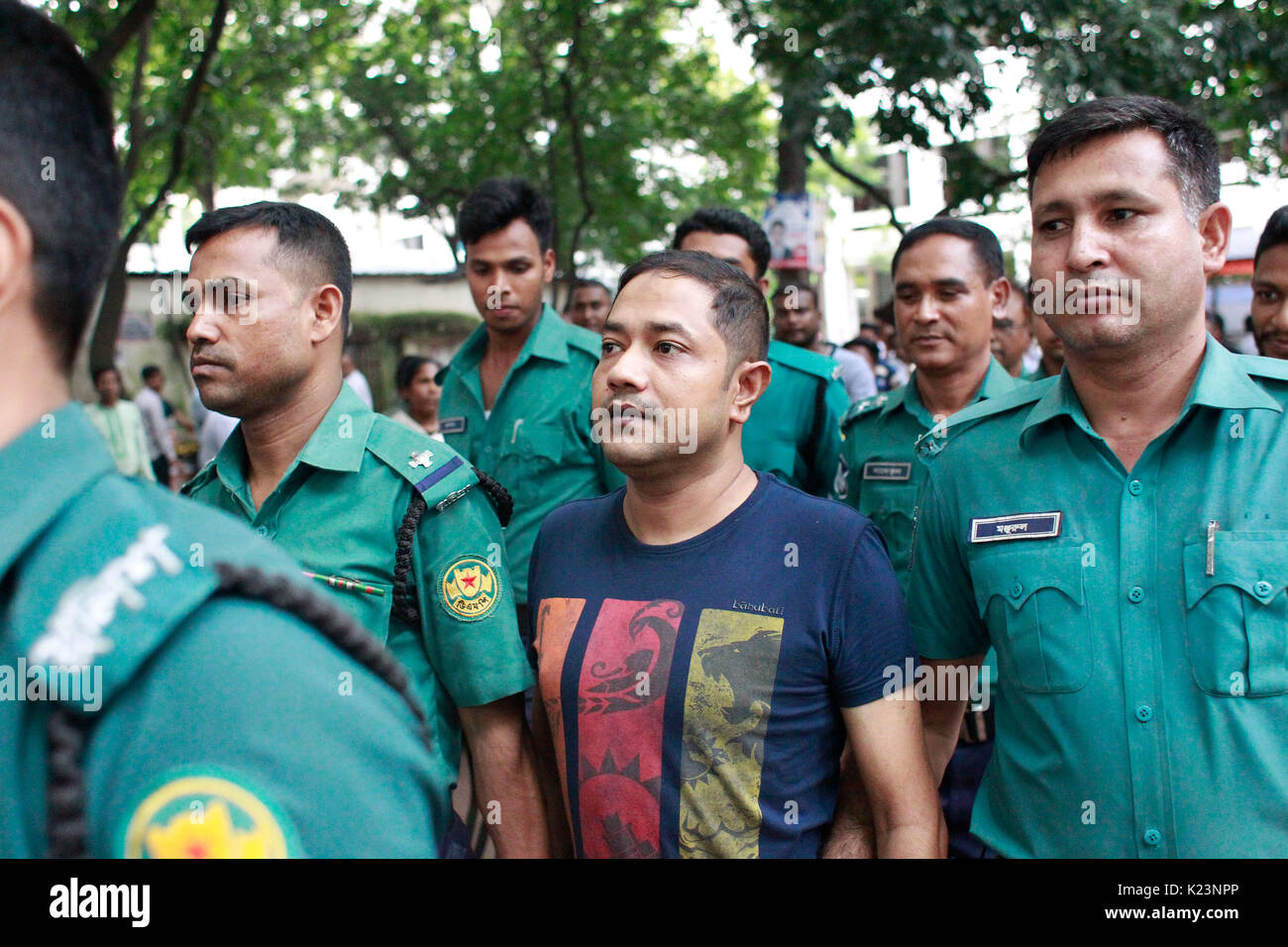 Dhaka, Bangladesch. 29 Aug, 2017. Bangladeshi Sicherheit Personal escort Sohel Rana, Inhaber der eingestürzten Rana Plaza, nachdem ein Gericht in Dhaka am 29. August 2017. Ein bangladesch Gericht am 29. August inhaftierten die Rana Plaza Eigentümer für drei Jahre für Graft, der erste von vielen Anklagen gegen ihn nach der Textilfabrik komplexe stürzte in 2013 und starben mehr als 1.130 Menschen. Credit: SK Hasan Ali/Alamy leben Nachrichten Stockfoto