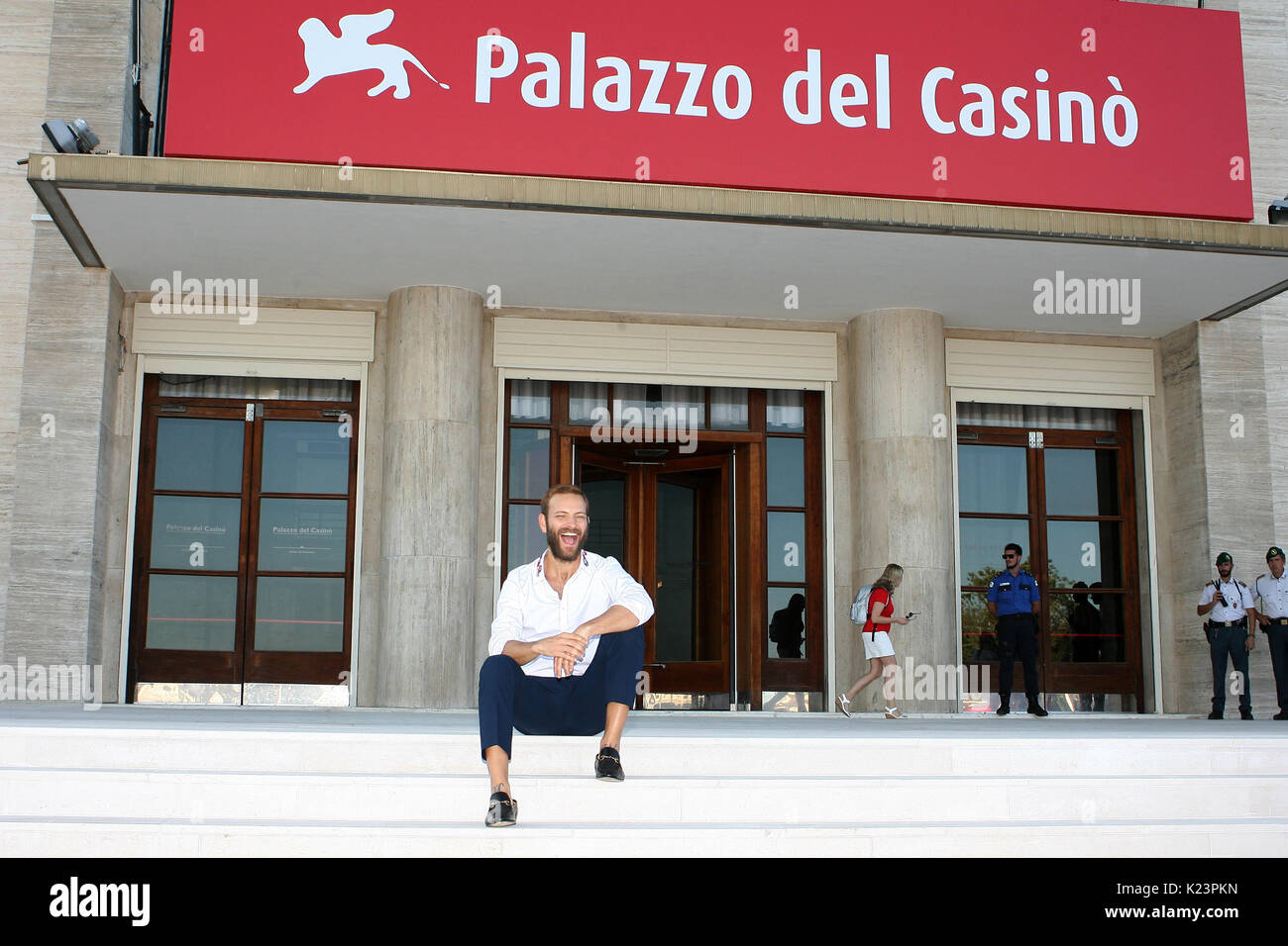 Venedig, Italien. 29 Aug, 2017. Alessandro Borghi posiert für die Fotografen auf einen Fotoauftrag während des 74. Filmfestival von Venedig. Credit: Graziano Iparraguirre/Alamy leben Nachrichten Stockfoto