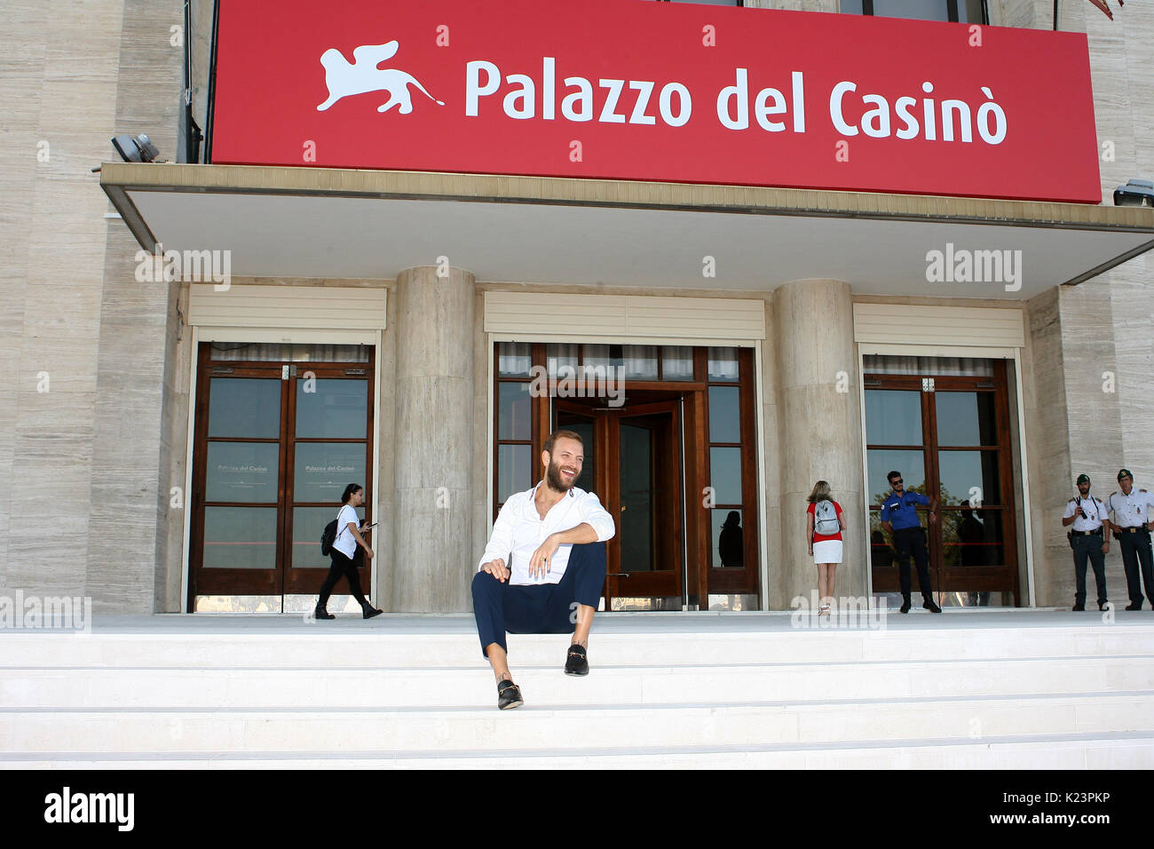 Venedig, Italien. 29 Aug, 2017. Alessandro Borghi posiert für die Fotografen auf einen Fotoauftrag während des 74. Filmfestival von Venedig. Credit: Graziano Iparraguirre/Alamy leben Nachrichten Stockfoto