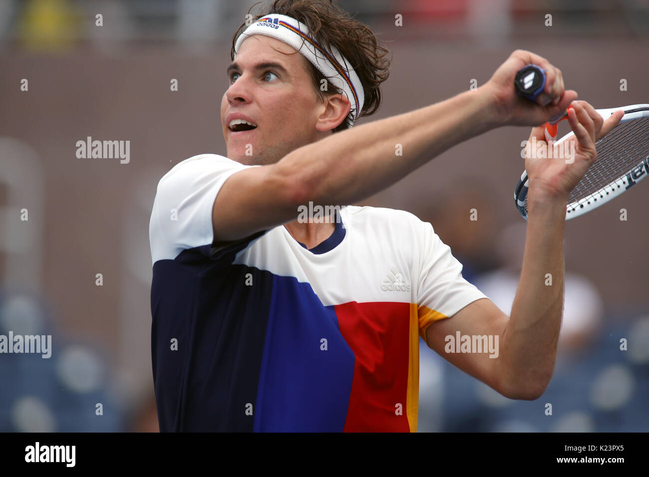 New York, Vereinigte Staaten. 29 Aug, 2017. US Open Tennis: New York, 29. August 2017 - Dominic Thiem von Österreich in Aktion gegen Alex de Minaur von Australien in der ersten Runde bei den US Open in Flushing Meadows, New York. Quelle: Adam Stoltman/Alamy leben Nachrichten Stockfoto