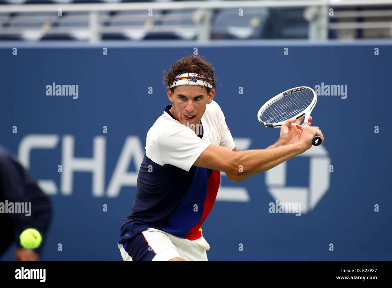 New York, Vereinigte Staaten. 29 Aug, 2017. US Open Tennis: New York, 29. August 2017 - Dominic Thiem von Österreich in Aktion gegen Alex de Minaur von Australien in der ersten Runde bei den US Open in Flushing Meadows, New York. Quelle: Adam Stoltman/Alamy leben Nachrichten Stockfoto