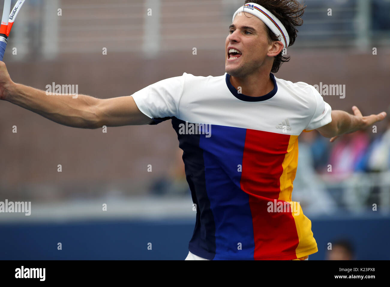 New York, Vereinigte Staaten. 29 Aug, 2017. US Open Tennis: New York, 29. August 2017 - Dominic Thiem von Österreich in Aktion gegen Alex de Minaur von Australien in der ersten Runde bei den US Open in Flushing Meadows, New York. Quelle: Adam Stoltman/Alamy leben Nachrichten Stockfoto