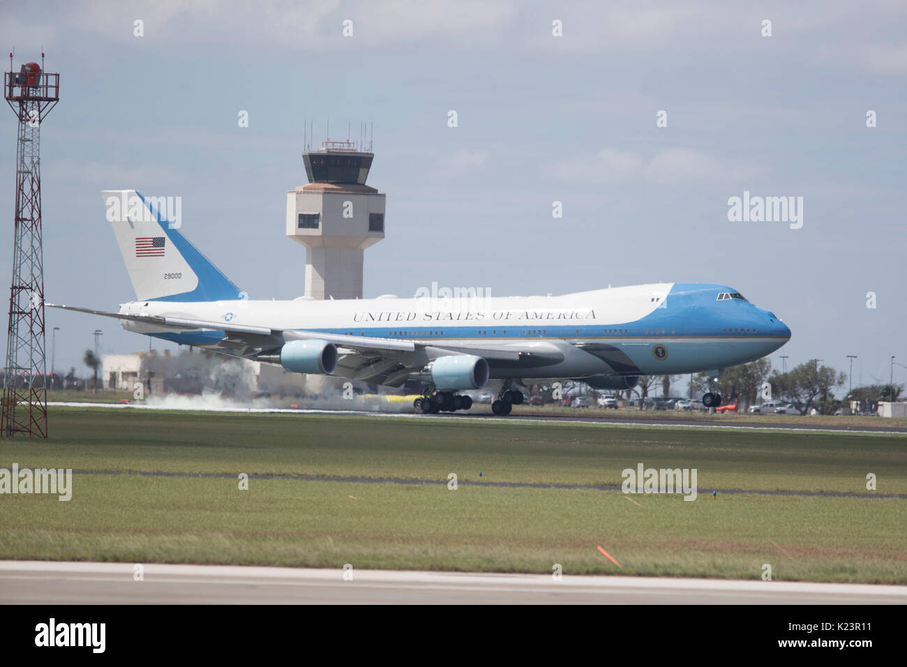 Corpus Christi, Texas, USA. August 2017. Air Force One, mit US-Präsident Donald Trump und First Lady Melania Trump an Bord, kommt in Corpus Christi an, wo der Präsident mit Texas-Beamten zu einem Update über die Säuberung des Hurrikans Harvey entlang der stark beschädigten texanischen Küste traf. Kredit: Bob Daemmrich/Alamy Live Nachrichten Stockfoto