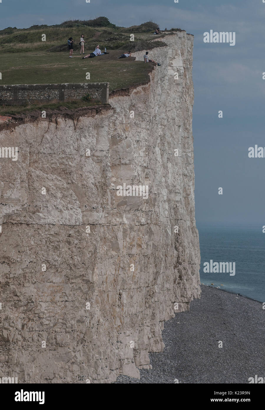 Birling Gap, Eastbourne, East Sussex, Großbritannien. August 2017. National Trust & Coastguard sind besorgt über die Risiken, die einige Menschen auf den South Coast Chalk Cliffs eingehen, die nach wie vor sehr instabil mit regelmäßigen Rockstürzen sind. Stockfoto