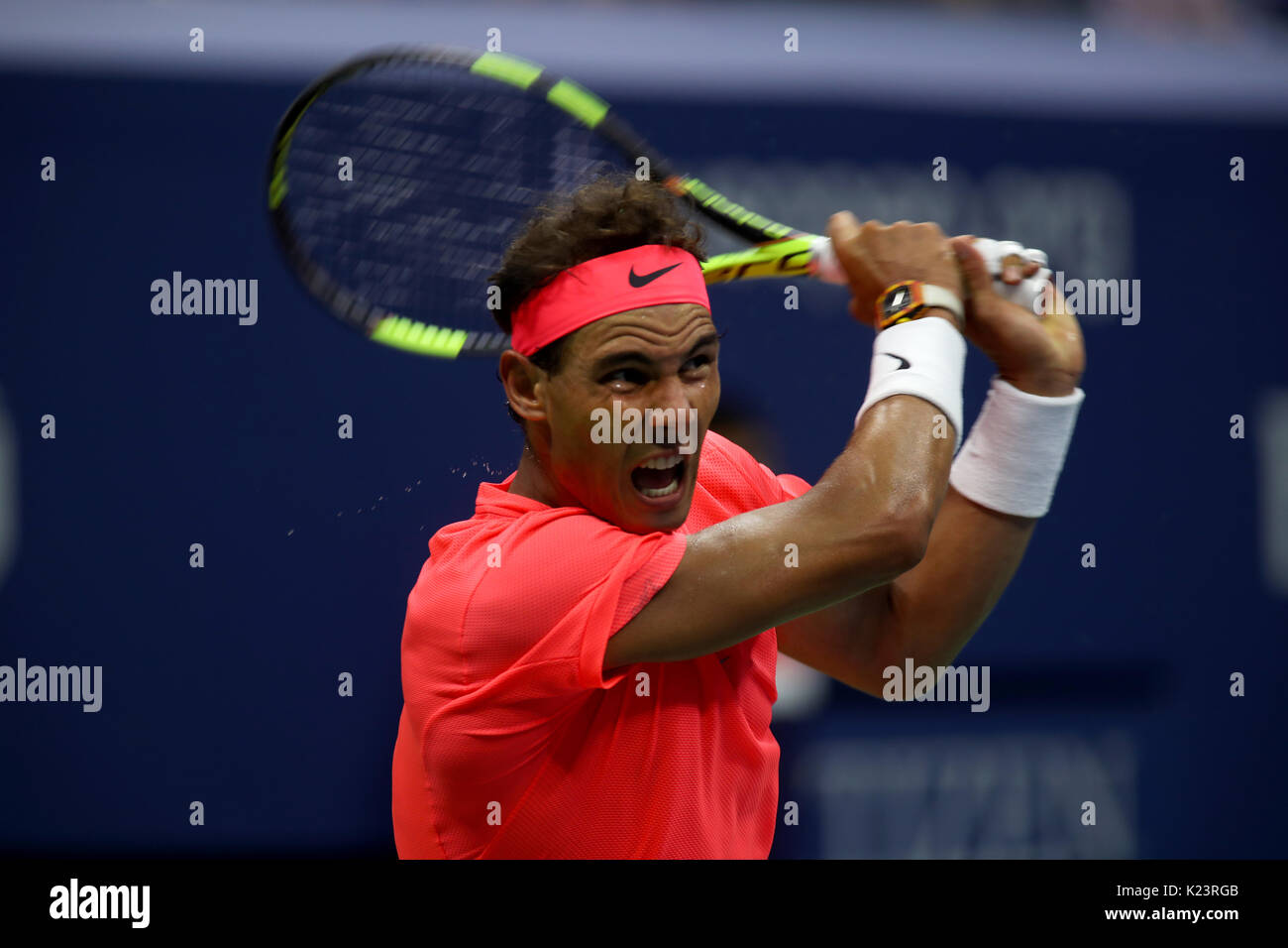 New York, Vereinigte Staaten. 29 Aug, 2017. US Open Tennis: New York, 29. August 2017 - Rafael Nadal aus Spanien in Aktion gegen Dusan Lajovic von Serbien in der ersten Runde bei den US Open in Flushing Meadows, New York. Nadal gewann in zwei Sätzen. Quelle: Adam Stoltman/Alamy leben Nachrichten Stockfoto