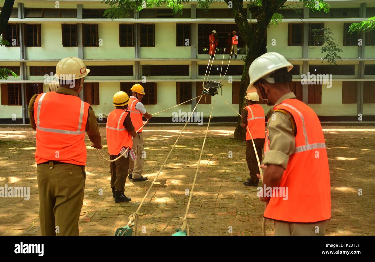 Dimapur, Indien. 30 Aug, 2017. Mitglieder in Nagaland Zustand Disaster Management Authority (NSDMA) trägt eine Person, die von einem Gebäude während eines Nagaland Dringlichkeitsbereitschaftübung Erdbeben mock Bohrer an Dimapur, Indien nordöstlichen Bundesstaat Nagaland verletzt zu werden. Das Erdbeben mock Bohren ist über dem Zustand als vorbereitende Übung im Anschluss an ein Erdbeben der Magnitude 8,4 auf der Richterskala statt. Nagaland liegt unter Erdbeben seismische Zone V, so dass es ein sehr hohes Risiko. Credit: Caisii Mao/Alamy leben Nachrichten Stockfoto