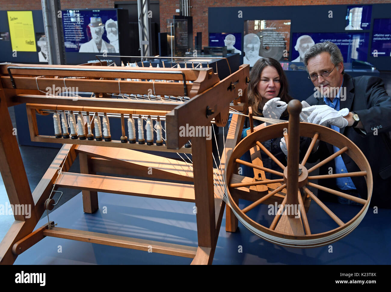 Ellen Fricke, Professor an der TU Chemnitz und Oliver Behm, Leiter des Industriemuseum in Chemnitz sprechen sie über eine so genannte 'Spinning Jenny" in Chemnitz, Deutschland, 22. August 2017 genannt. Die Sächsische Industrie Museum arbeitet derzeit an einem neuen Sonderausstellung "Gesten - Gestern, Heute, Übermorgen" in Zusammenarbeit mit der Universität Chemnitz und dem Ars Electronica Futurelab aus Österreich. Hände und die Sprache der Dinge wird vom 17. November gezeigt, mit interaktiven Installationen hinzufügen Zu den historischen Exponaten. Kunstwerke, die sich mit menschlichen Zeichen ein Stockfoto