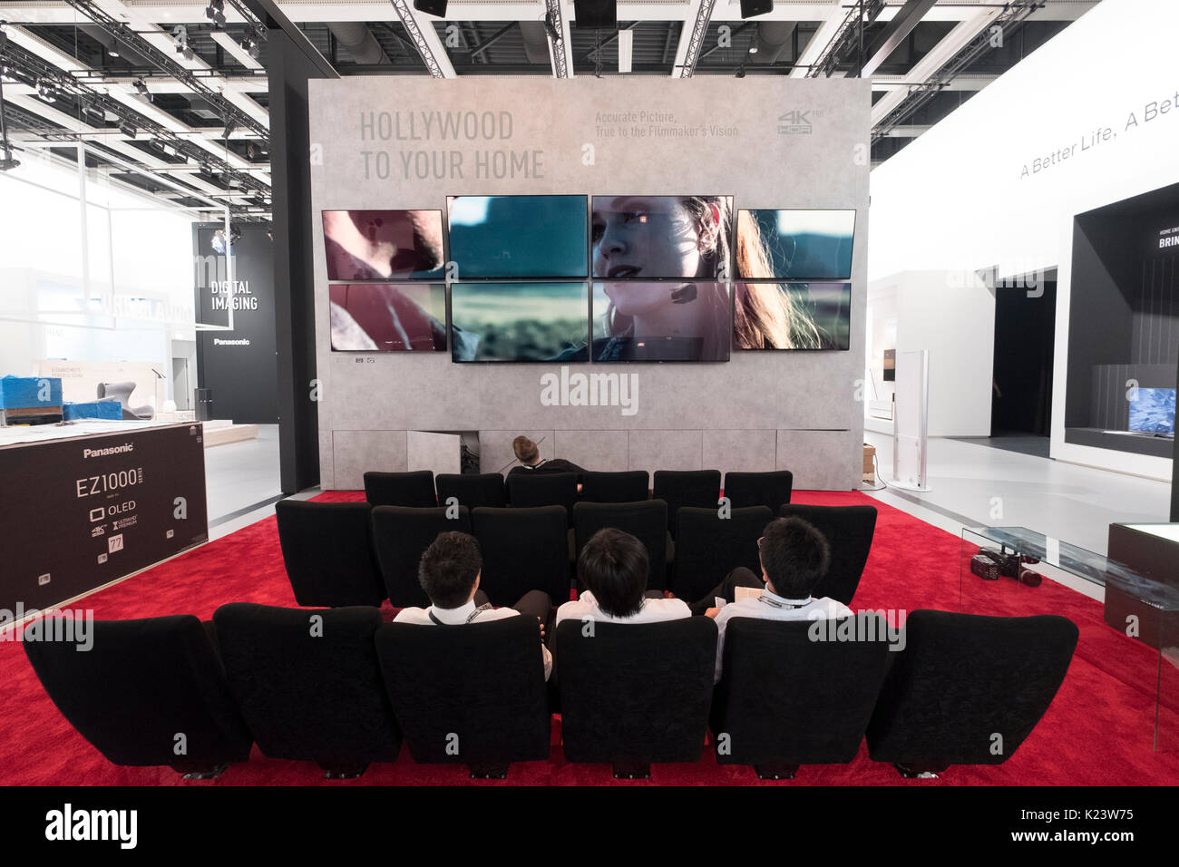 Berlin, Deutschland. 30 Aug, 2017. Aussteller Vorbereitung steht vor der Öffnung für die Öffentlichkeit am 1. September 2017. Home Cinema Anlage zeigen 4K-Fernseher von Panasonic stehen. Die IFA ist eine der größten consumer electronics Handel der Welt zeigen. Credit: Iain Masterton/Alamy leben Nachrichten Stockfoto