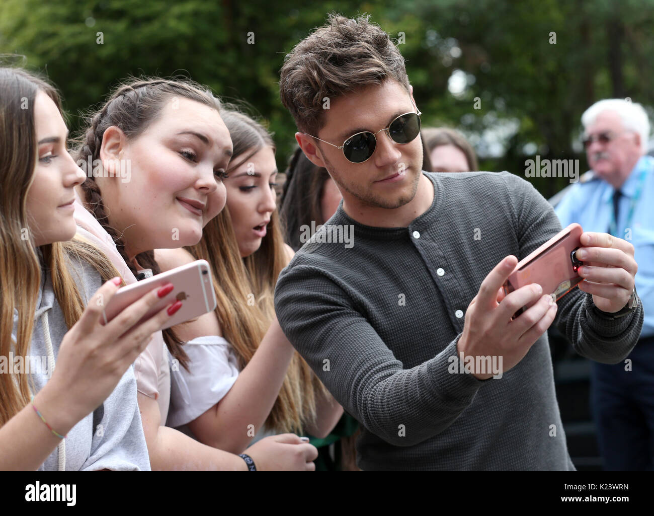 Dublin, Irland. 30. August 2017. Niall Horan stoppt selfies mit Fans zu nehmen, als er auf RTE Radio Centre in Dublin, wo er heute einen intimen Gig nach seinem solo Tour letzte Nacht ankommt. Credit: Laura Hutton/Alamy Leben Nachrichten. Stockfoto