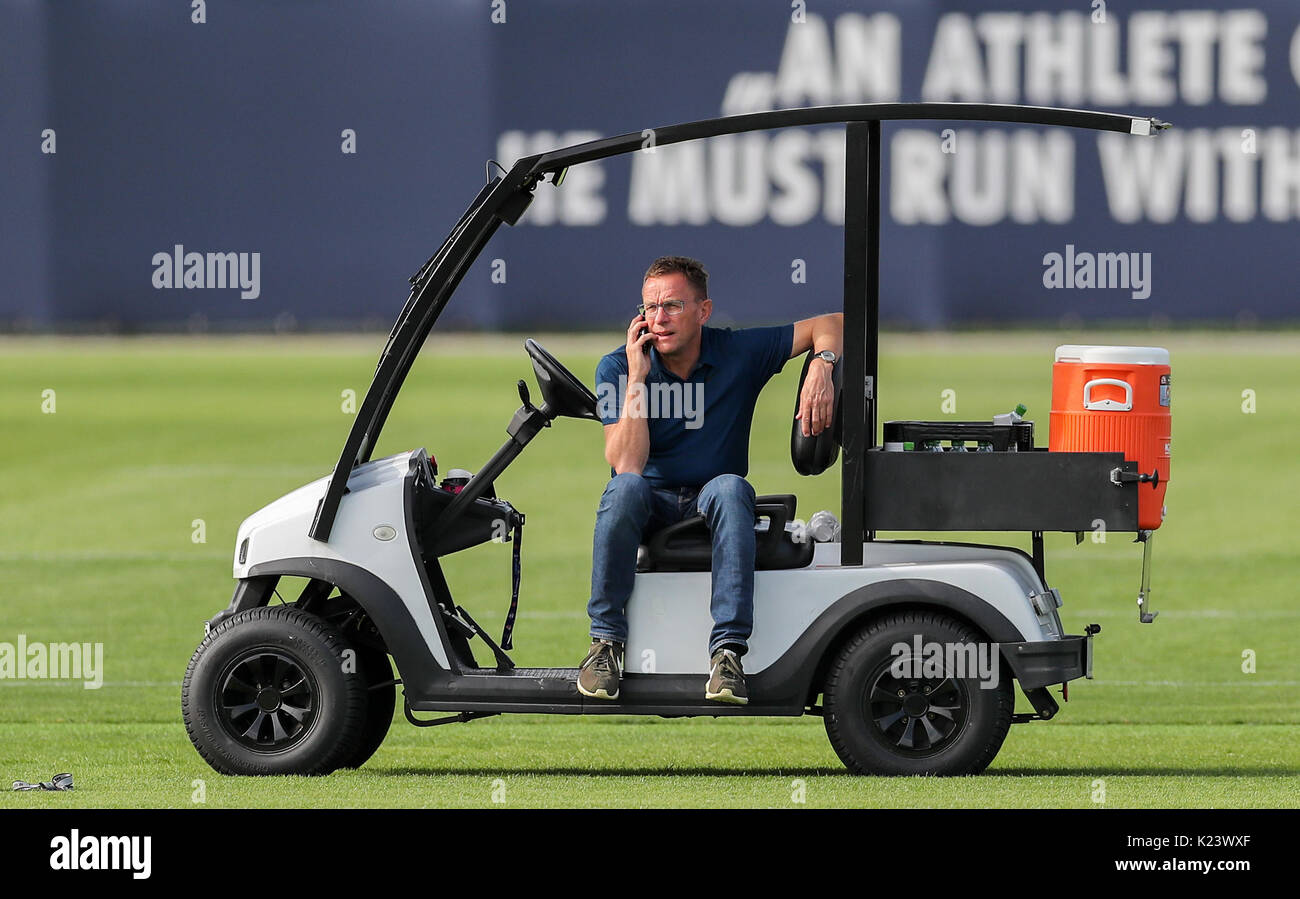 Leipzig Deutschland 30 Aug 17 Leiter Sport Ralf Rangnick Sitzt In Einem Golf Cart Und Unterhaltung Am Telefon Wahrend Der Ausbildung Von Der Bundesliga Rb Leipzig In Der Red Bull Akademie In