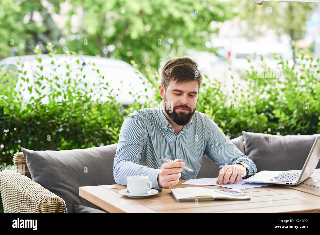 Lächelnd Geschäftsmann genießen, Arbeit im Cafe Stockfoto