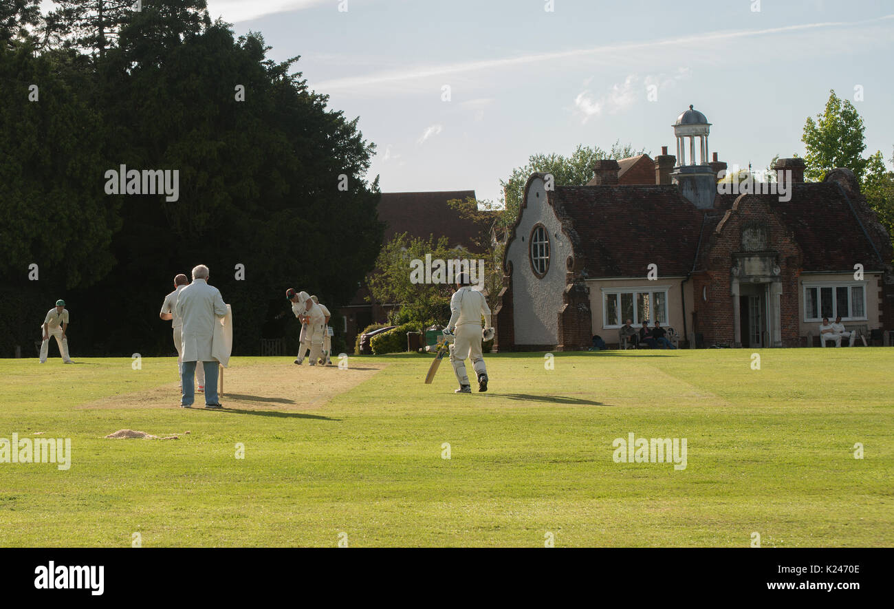 Village Cricket in Benenden in Kent an einem sonnigen Sommerabend auf dem Dorfgrün Stockfoto