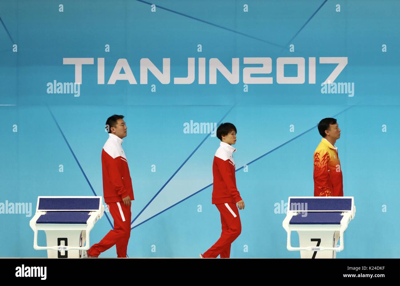 Tianjin. 28 Aug, 2017. Shi Tingmao (C) von Chongqing Köpfe auf dem Podium nach den Frauen 3m Sprungbrett endgültig vom Tauchen auf der 13. Chinesischen Nationalen Spiele in North China Tianjin Gemeinde, Aug 28., 2017. Shi Tingmao behauptete den Titel mit 409.20 Punkten. Credit: Ding Xu/Xinhua/Alamy leben Nachrichten Stockfoto