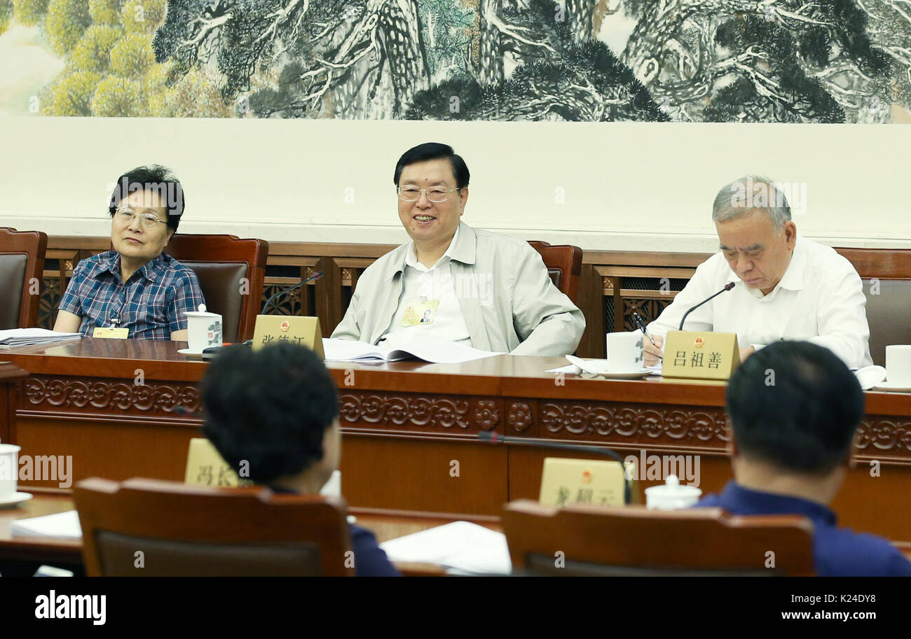 (170828) - Peking, Aug 28, 2017 (Xinhua) - Zhang Dejiang (C), Vorsitzender des Ständigen Ausschusses des Nationalen Volkskongresses (NPC), nimmt an einer Sitzung des 12 NPC Ständigen Ausschuss, in Peking, der Hauptstadt von China, Nov. 28, 2017. Die Sitzung befasst sich mit Gesetzesvorlagen zur nuklearen Sicherheit, Förderung von kleinen und mittleren Unternehmen und die Nationalhymne. (Xinhua / Yao Dawei) (lfj) Stockfoto