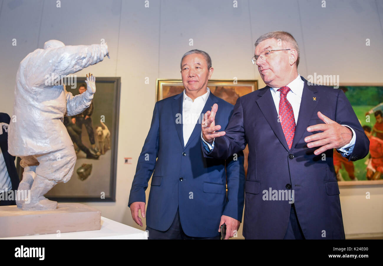 Tianjin. 28 Aug, 2017. Internationalen Olympischen Komitee (IOC) Präsident Thomas Bach (R) schaut auf eine Ausstellung am Tianjin Art Museum in North China Tianjin Gemeinde, Aug 28., 2017. Bach besucht das 9. China Sport Kunst Ausstellung in Tianjin Art Museum am Montag. Credit: Lian Zhen/Xinhua/Alamy leben Nachrichten Stockfoto