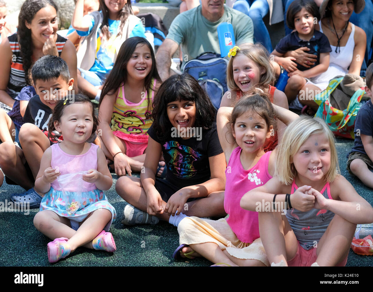 (170828) -- PASADENA, Aug 28, 2017 (Xinhua) - Kinder erhalten in einer Demonstration während einer Wissenschaft Ereignis 'Mad Wissenschaft Sonn' an Mush Kinder Museum in Pasadena, Kalifornien, in den Vereinigten Staaten am 27. August 2017 statt. (Xinhua / Zhao Hanrong) (yy) Stockfoto