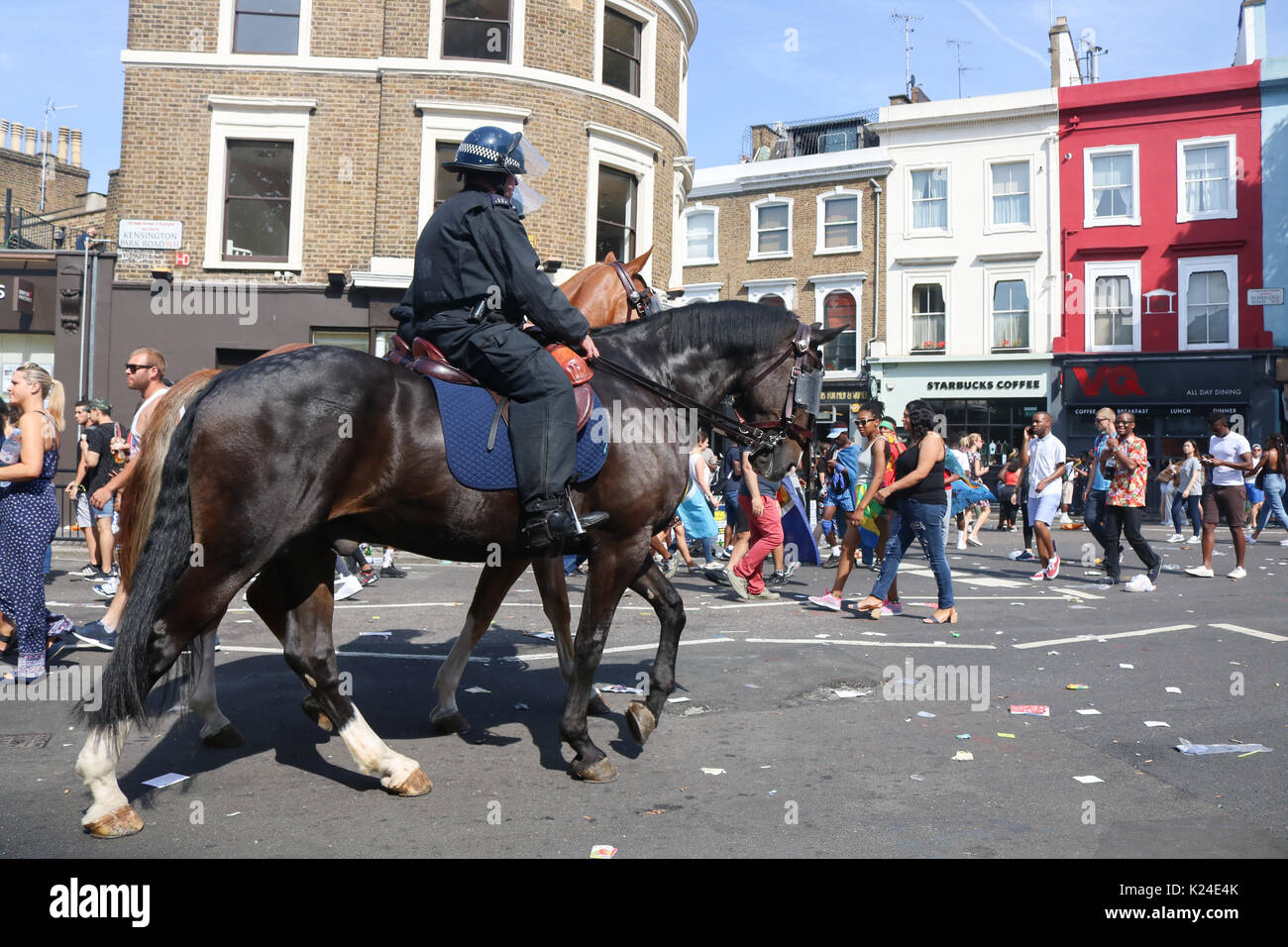 London, Großbritannien. 28 Aug, 2017. Streife durch die Straßen von Notting Hill, wie Tausende von Nachtschwärmern wird erwartet, dass sie über die Bank Holiday Montag Credit zu steigen: Amer ghazzal/Alamy leben Nachrichten Stockfoto