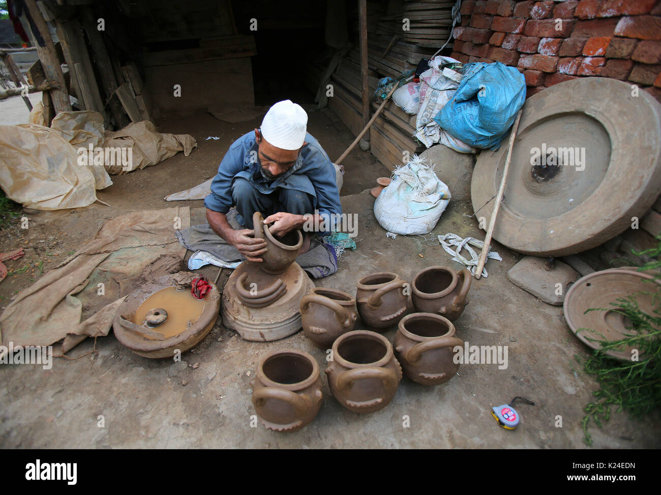 (170828) - SRINAGAR, Aug 28, 2017 (Xinhua) - ein Kaschmirischen Potter macht irdene Töpfe in einem Dorf im Bezirk Budgam, etwa 25 km südwestlich von Srinagar, Sommer Hauptstadt von Indien kontrollierten Teil Kaschmirs, Aug 28., 2017. Der Töpfer in der indischen Gemeinschaft kontrollierten Kaschmir ist verlieren ihre Lebensgrundlage durch die veränderten Lebensstile der Einheimischen, die nicht mehr Töpferwaren bevorzugen. Die Kinder der Kaschmirischen Töpfer auch sind, die nicht mit dem Beruf, wie Sie es nicht sufficing Ihre Bedürfnisse finden. (Xinhua / Javed Dar) (ZW) Stockfoto