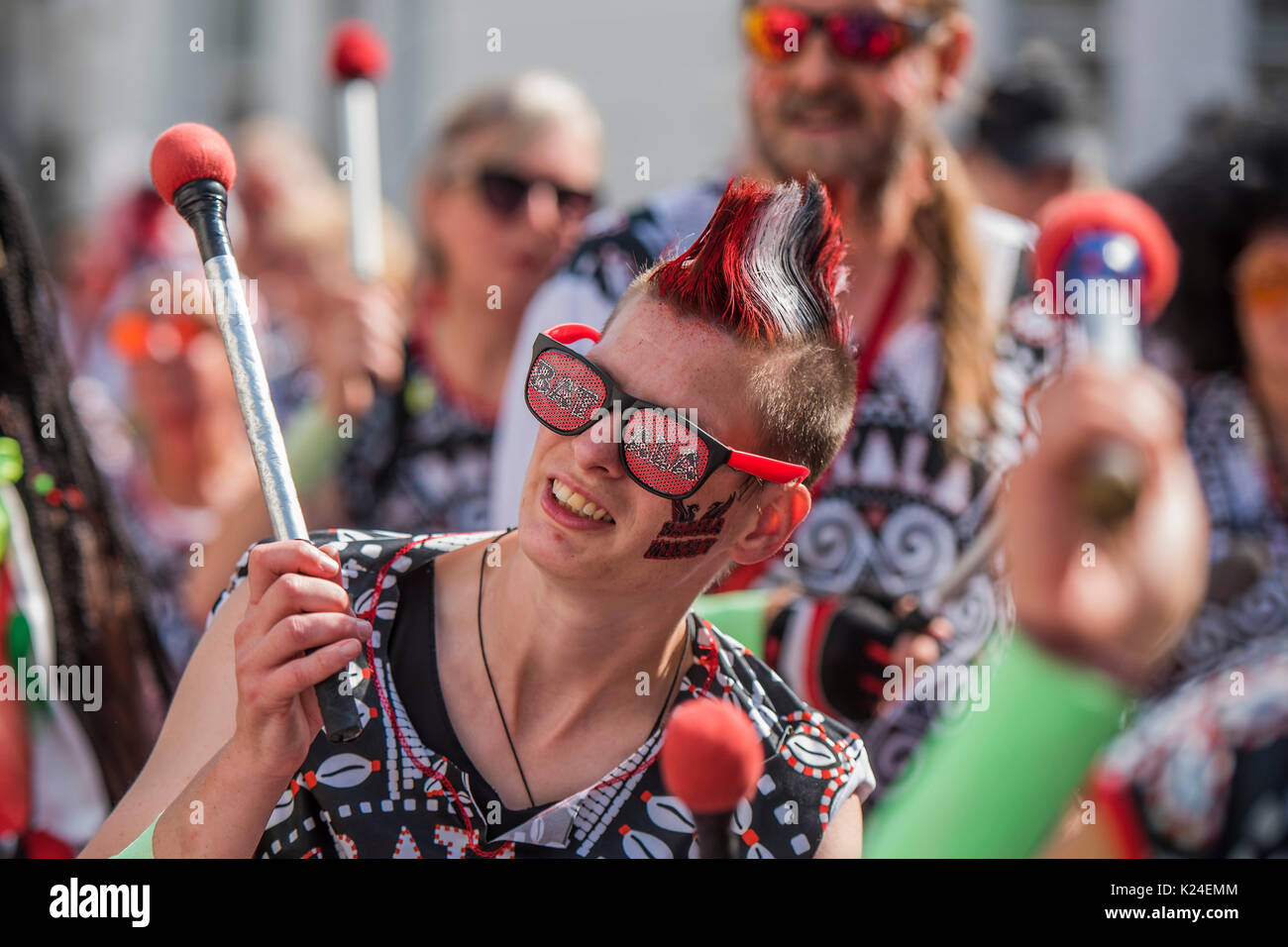 London, Großbritannien. 28 Aug, 2017. Die batala Band Drum aus Brasilien - am Montag der Notting Hill Carnival. Die jährliche Veranstaltung auf den Straßen des Royal Borough von Kensington und Chelsea, über den August Bank Holiday Wochenende. Es wird von den Mitgliedern des British West Indian Gemeinschaft geführt und jährlich rund eine Million Menschen jährlich eines der größten Straßenfeste der Welt. Credit: Guy Bell/Alamy leben Nachrichten Stockfoto
