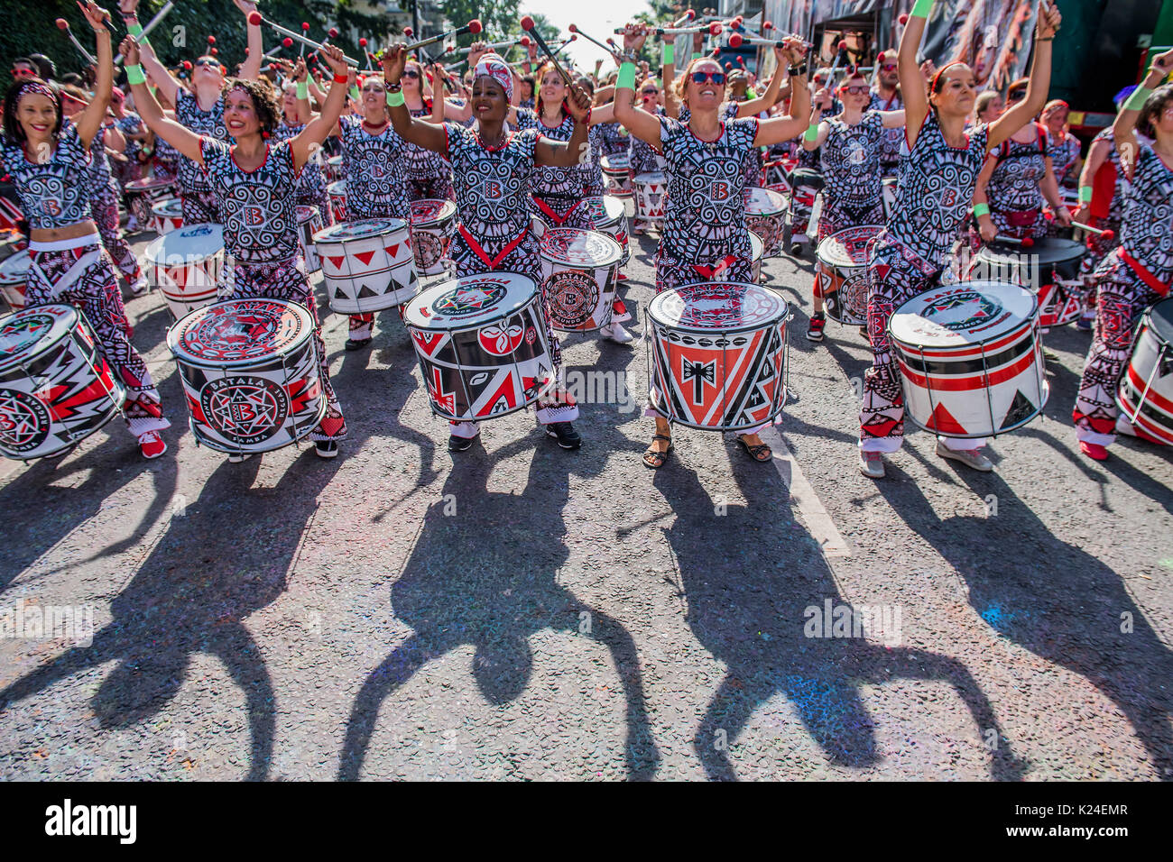 London, Großbritannien. 28 Aug, 2017. Die batala Band Drum aus Brasilien - am Montag der Notting Hill Carnival. Die jährliche Veranstaltung auf den Straßen des Royal Borough von Kensington und Chelsea, über den August Bank Holiday Wochenende. Es wird von den Mitgliedern des British West Indian Gemeinschaft geführt und jährlich rund eine Million Menschen jährlich eines der größten Straßenfeste der Welt. Credit: Guy Bell/Alamy leben Nachrichten Stockfoto