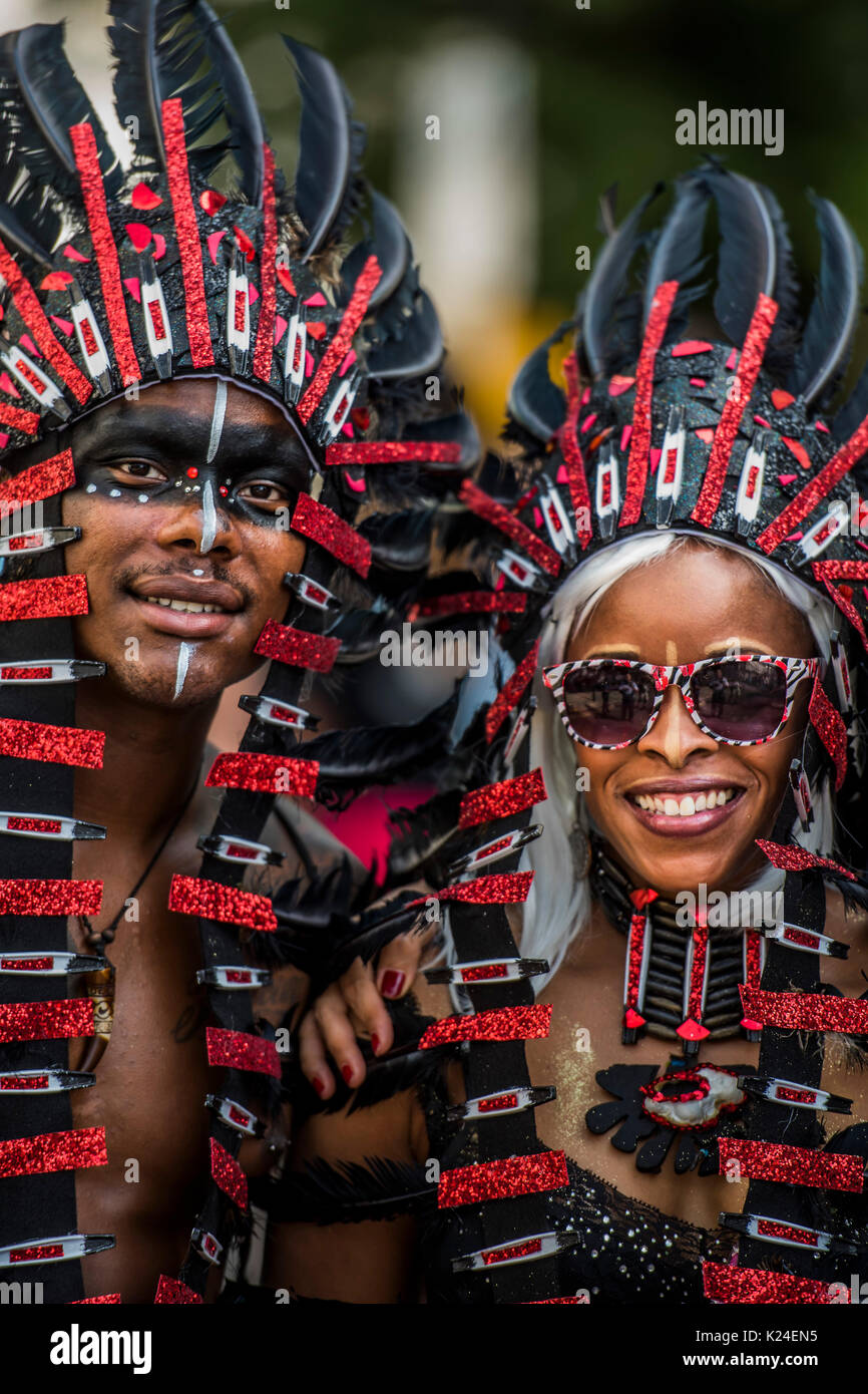 London, Großbritannien. 28 Aug, 2017. Tänzer, entspannen Sie sich, wie Sie für die Parade - am Montag der Notting Hill Carnival vorbereiten. Die jährliche Veranstaltung auf den Straßen des Royal Borough von Kensington und Chelsea, über den August Bank Holiday Wochenende. Es wird von den Mitgliedern des British West Indian Gemeinschaft geführt und jährlich rund eine Million Menschen jährlich eines der größten Straßenfeste der Welt. Credit: Guy Bell/Alamy leben Nachrichten Stockfoto