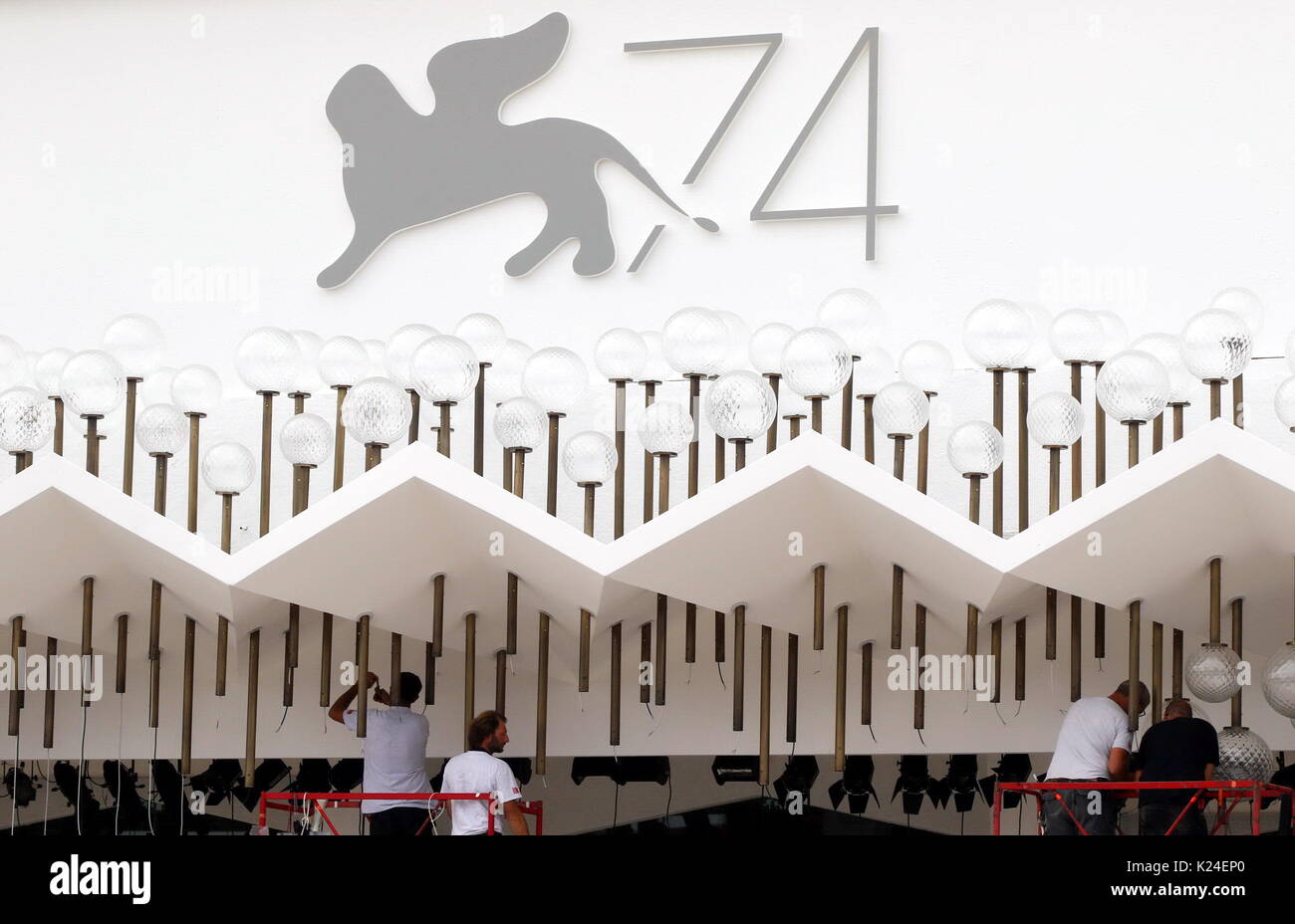 Venedig, Italien. 28 Aug, 2017. Männer an der Arbeit während der 74. Internationalen Filmfestspielen von Venedig am Lido di Venezia, Italien, 28. August 2017. Quelle: Andrea Spinelli/Alamy leben Nachrichten Stockfoto