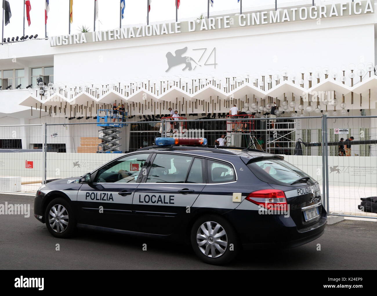Venedig, Italien. 28 Aug, 2017. Ein Auto der örtlichen Polizei vor dem Palazzo del Cinema, während Männer bei der Arbeit während der 74. Internationalen Filmfestspielen von Venedig am Lido di Venezia, Italien, 28. August 2017. Quelle: Andrea Spinelli/Alamy leben Nachrichten Stockfoto
