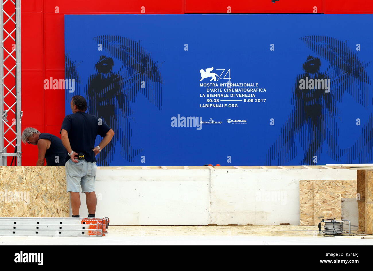Venedig, Italien. 28 Aug, 2017. Männer an der Arbeit während der 74. Internationalen Filmfestspielen von Venedig am Lido di Venezia, Italien, 28. August 2017. Quelle: Andrea Spinelli/Alamy leben Nachrichten Stockfoto