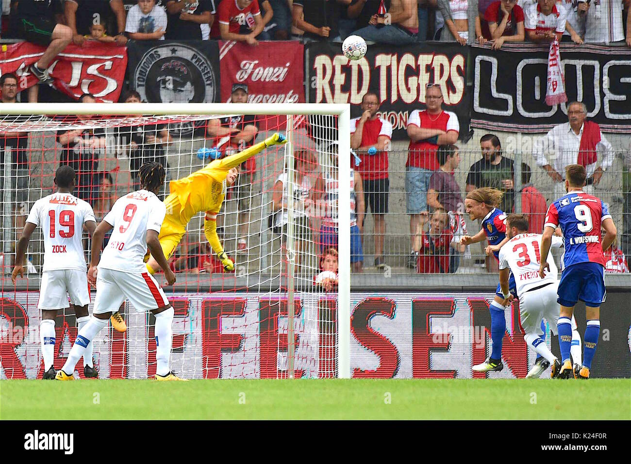 Sion, 27.08.2017, Fußball Raiffeisen Super League, FC Sion - FC Ballen, Super Stop von Anton Mitryushkin (FC Sion 1) unter den Augen von chrisitan Zock FC Sion (19), Pele Mboyo (FC Sion 9), Michael Lang (FCB 5), Elsad Zverotic FC Sion (31) und Ricky Van Wolfswinkel (FCB 9) Foto: Cronos/Frederic Dubuis Stockfoto