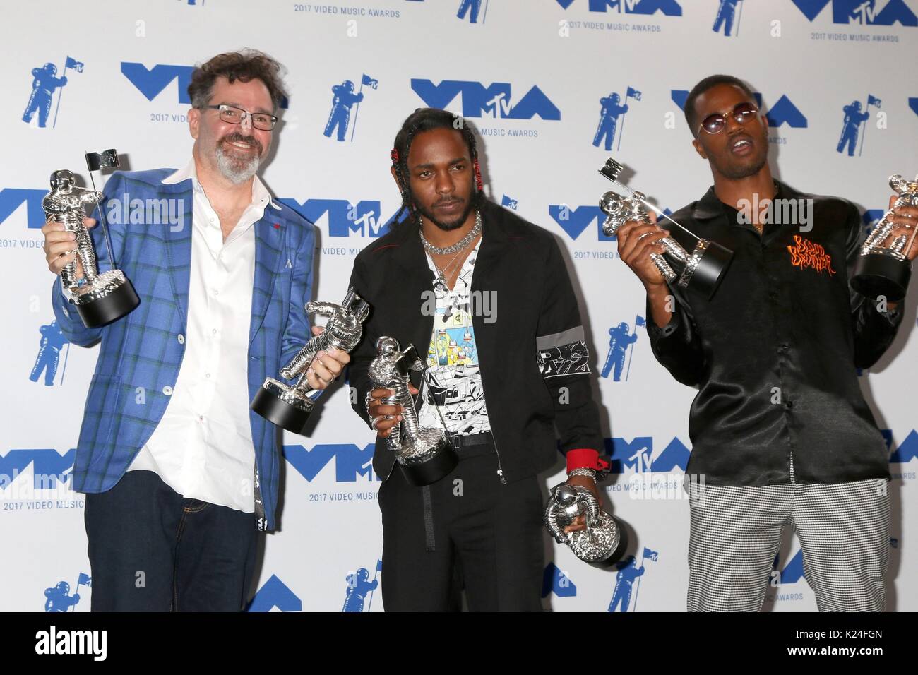 Inglewood, CA. 27 Aug, 2017. Dave Meyers, Kendrick Lamar, Dave sich in der Presse Raum für MTV Video Music Awards (VMAs) 2017 - Press Room, das Forum, Inglewood, CA August 27, 2017. Credit: Priscilla Grant/Everett Collection/Alamy leben Nachrichten Stockfoto