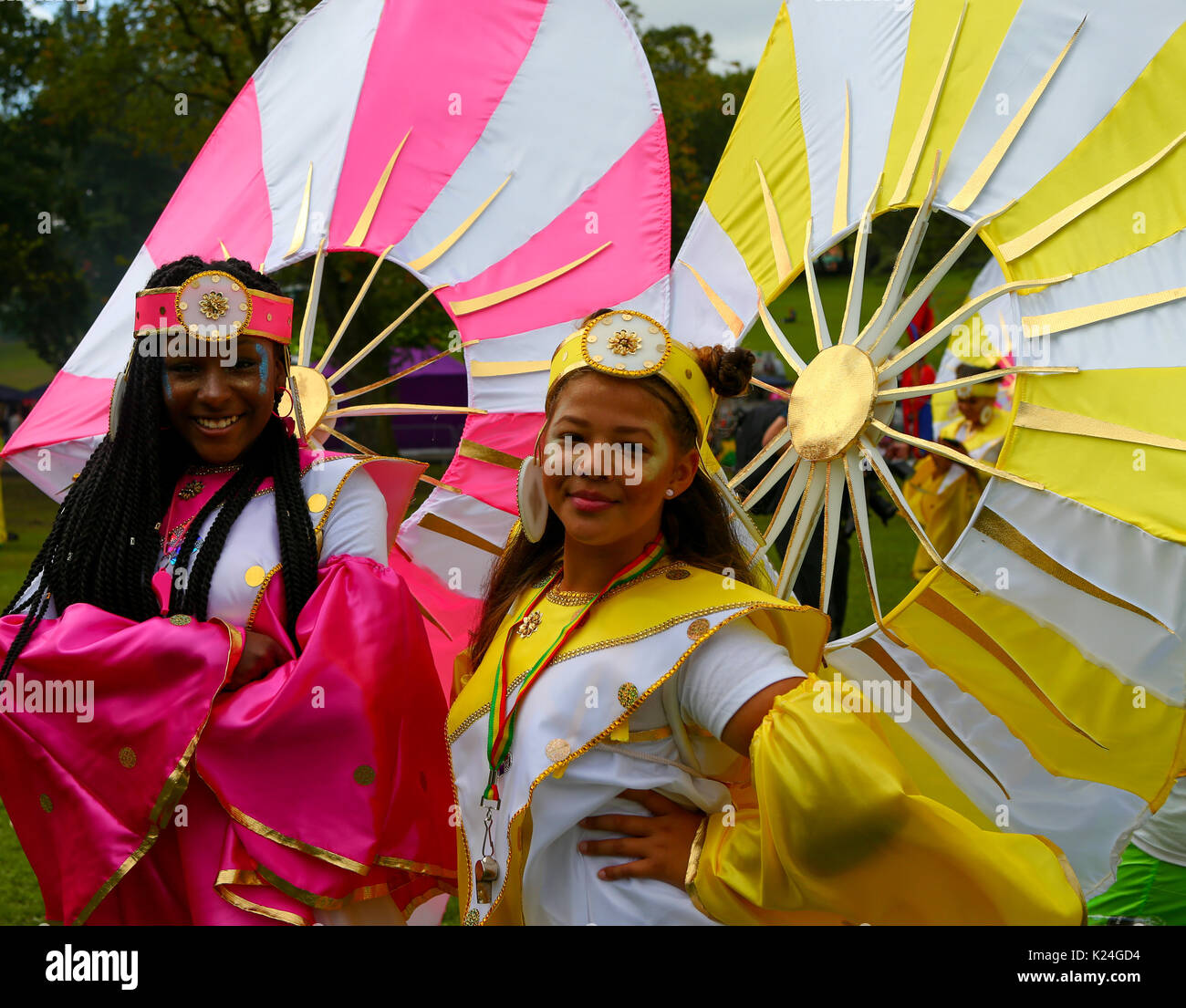 Leeds, Großbritannien. 28 Aug, 2017. Künstler beteiligen sich an der Leeds West Indian Karneval 2017 in Leeds, Großbritannien, am 12.08.28., 2017. Die Leeds West Indian Karneval feiert 50 Jahre ist in der Stadt Leeds. Der Karneval wurde 1967 von Arthur Frankreich als eine Möglichkeit für die afro-karibischen Gemeinschaften ihre eigenen Kulturen und Traditionen zu feiern entstanden und ist einer der größten indischen Karneval außerhalb von London. Credit: Stephen Gaunt/Touchlinepics.com/Alamy leben Nachrichten Stockfoto