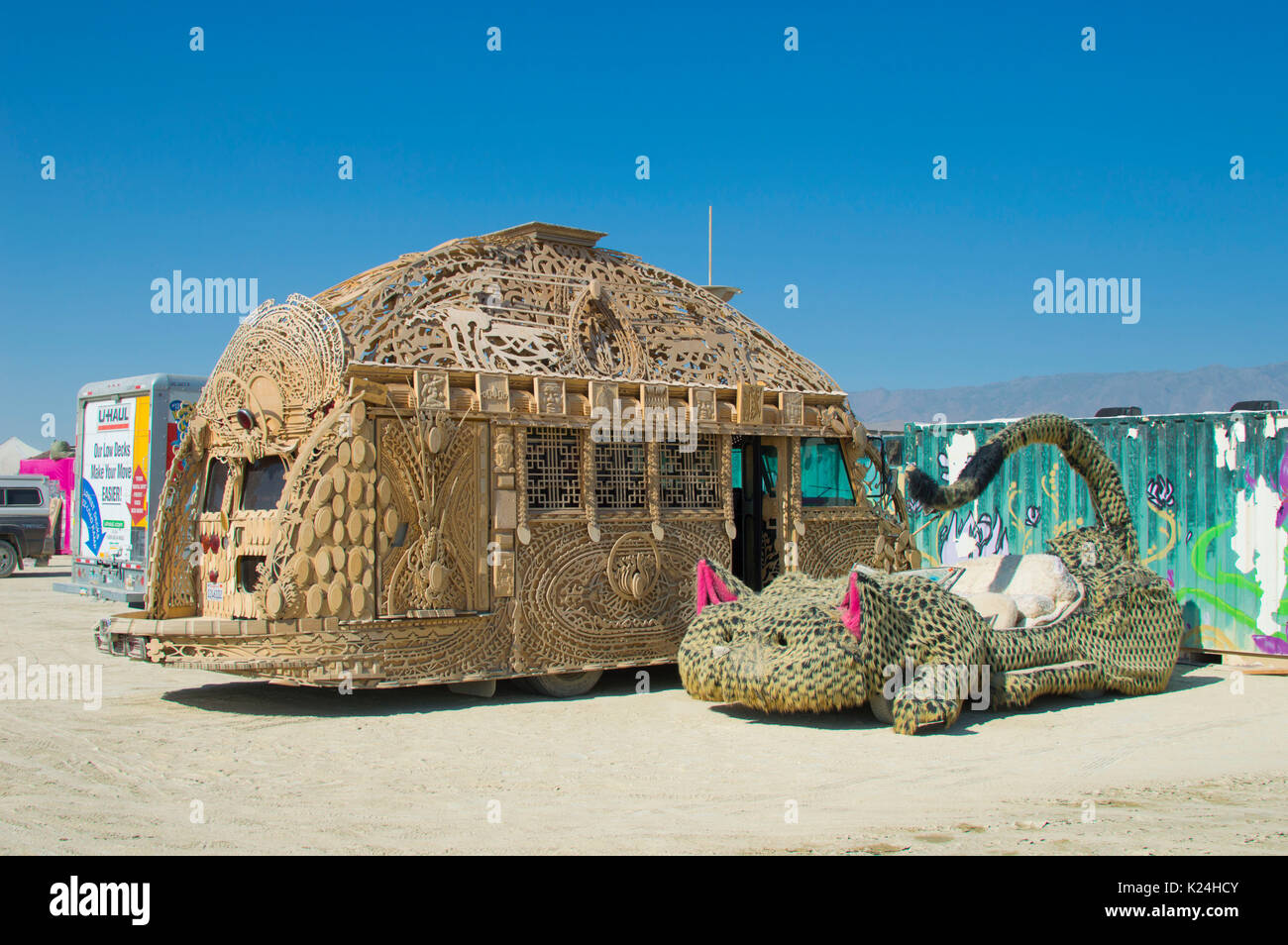 Mutant Fahrzeuge in der Playa als jährliche Desert Festival Burning Man bereitet die Tore 26. August 2017 in Black Rock City, Nevada zu öffnen. Das jährliche Festival lockt 70.000 Teilnehmer in einer der entlegensten und unwirtlichen Wüsten in Amerika. Stockfoto